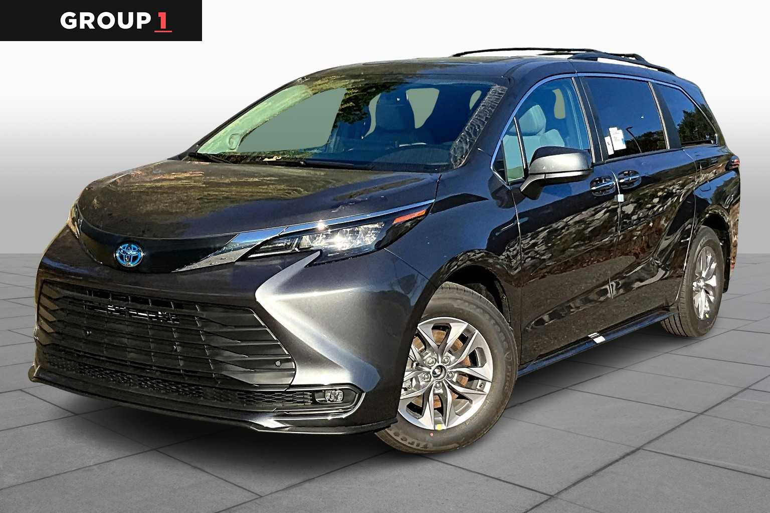 2025 Toyota Sienna LE photo 3