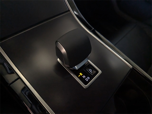 2026 Land Rover Range Rover Velar SE photo 8