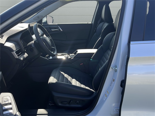 2025 Mitsubishi Outlander SE photo 33