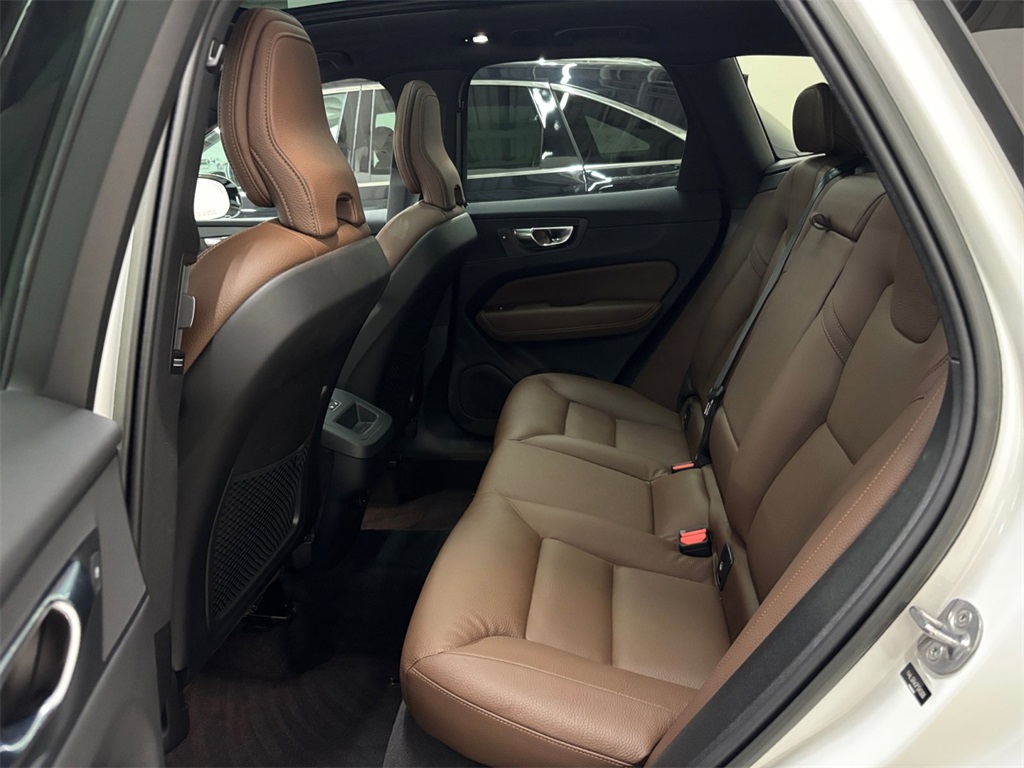 2023 Volvo XC60 B5 Plus photo 13