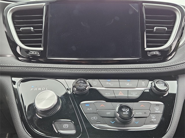 2026 Chrysler Pacifica photo 17