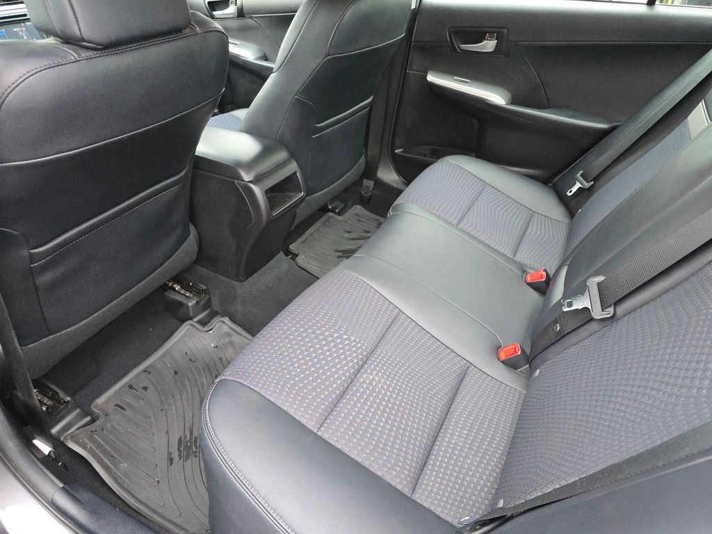 2014 Toyota Camry SE photo 13
