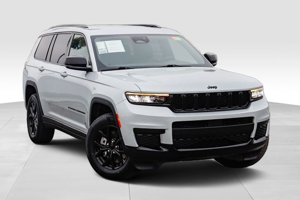 2024 Jeep Grand Cherokee Altitude photo 2