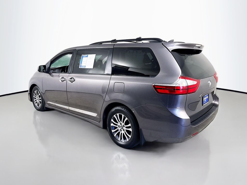 2018 Toyota Sienna XLE Premium photo 8