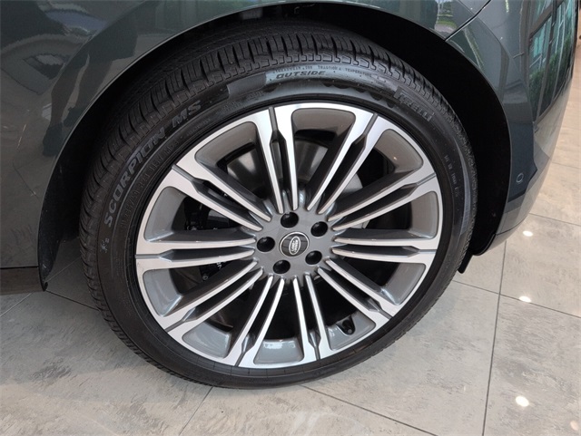 2025 Land Rover Range Rover SE photo 16