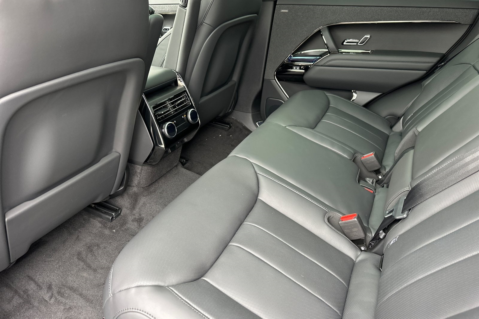 2025 Land Rover Range Rover Sport SE photo 13