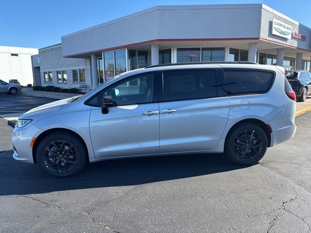 2026 Chrysler Pacifica Limited photo 3