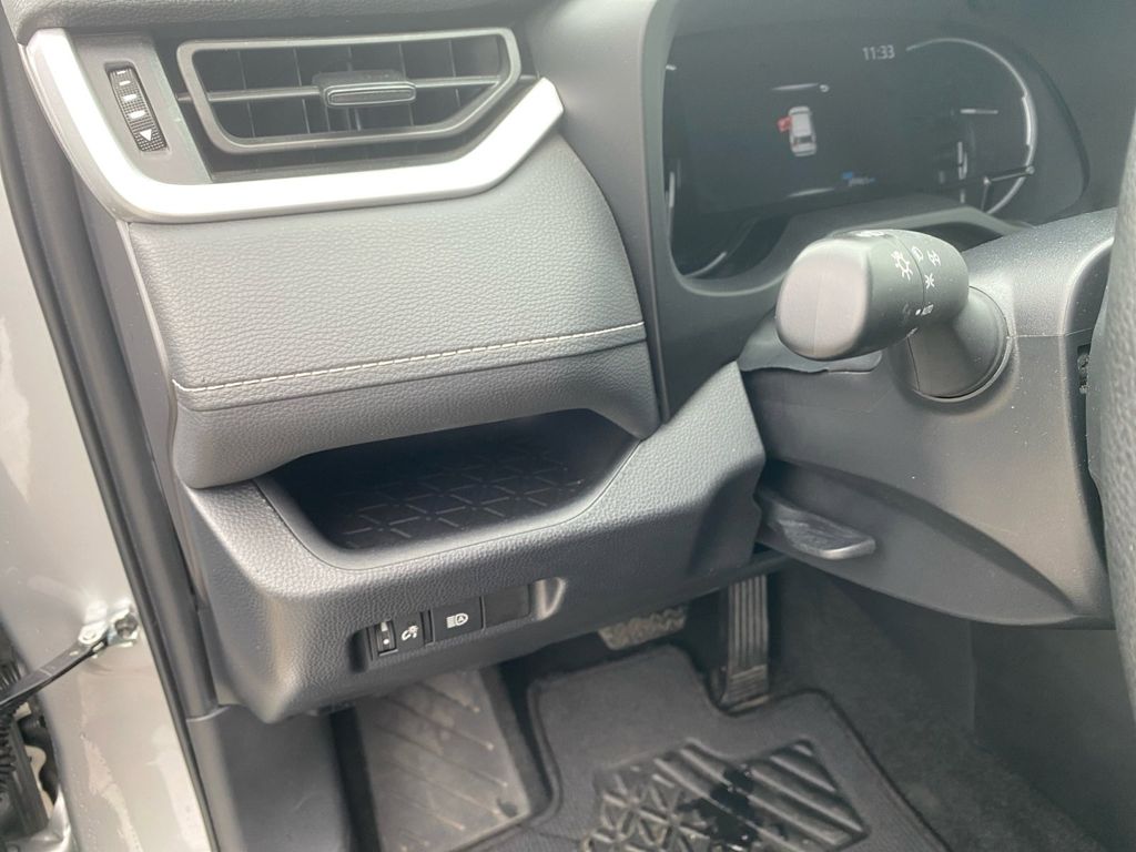 2024 Toyota RAV4 XLE photo 13