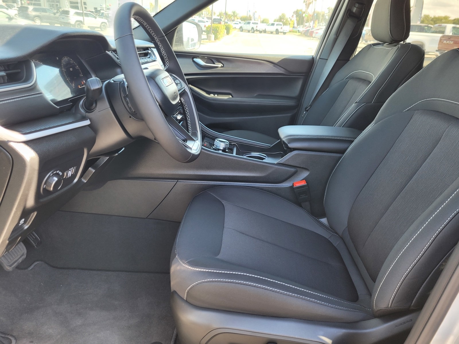 2025 Jeep Grand Cherokee Laredo X photo 11