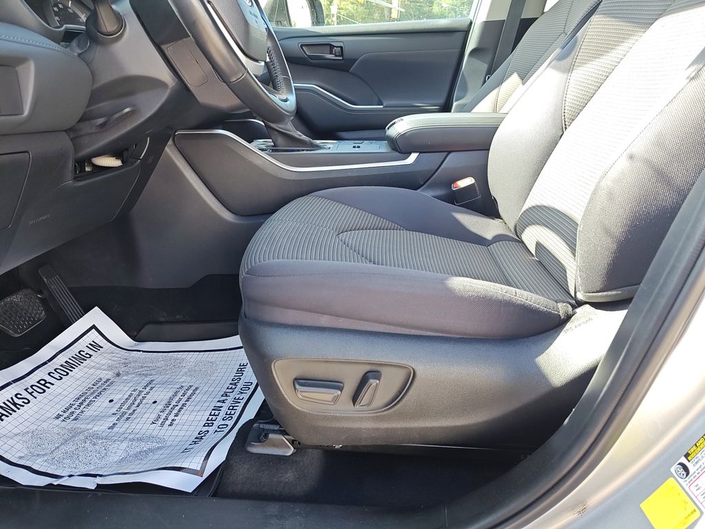 2023 Toyota Highlander LE photo 14