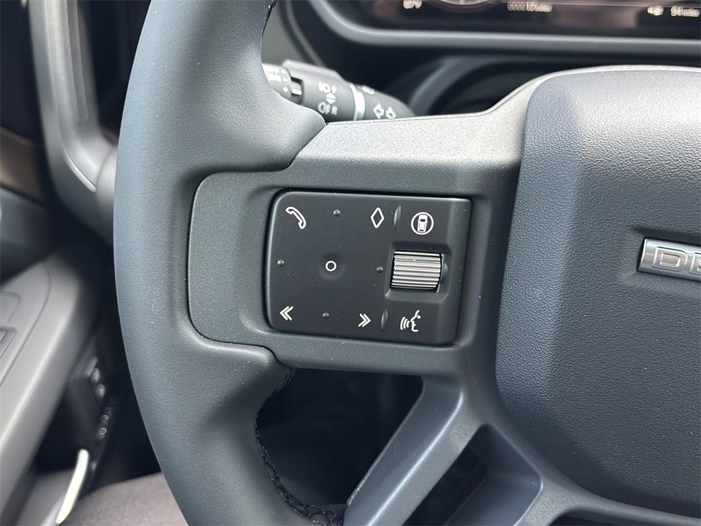 2025 Land Rover Defender 110 X-Dynamic SE photo 10
