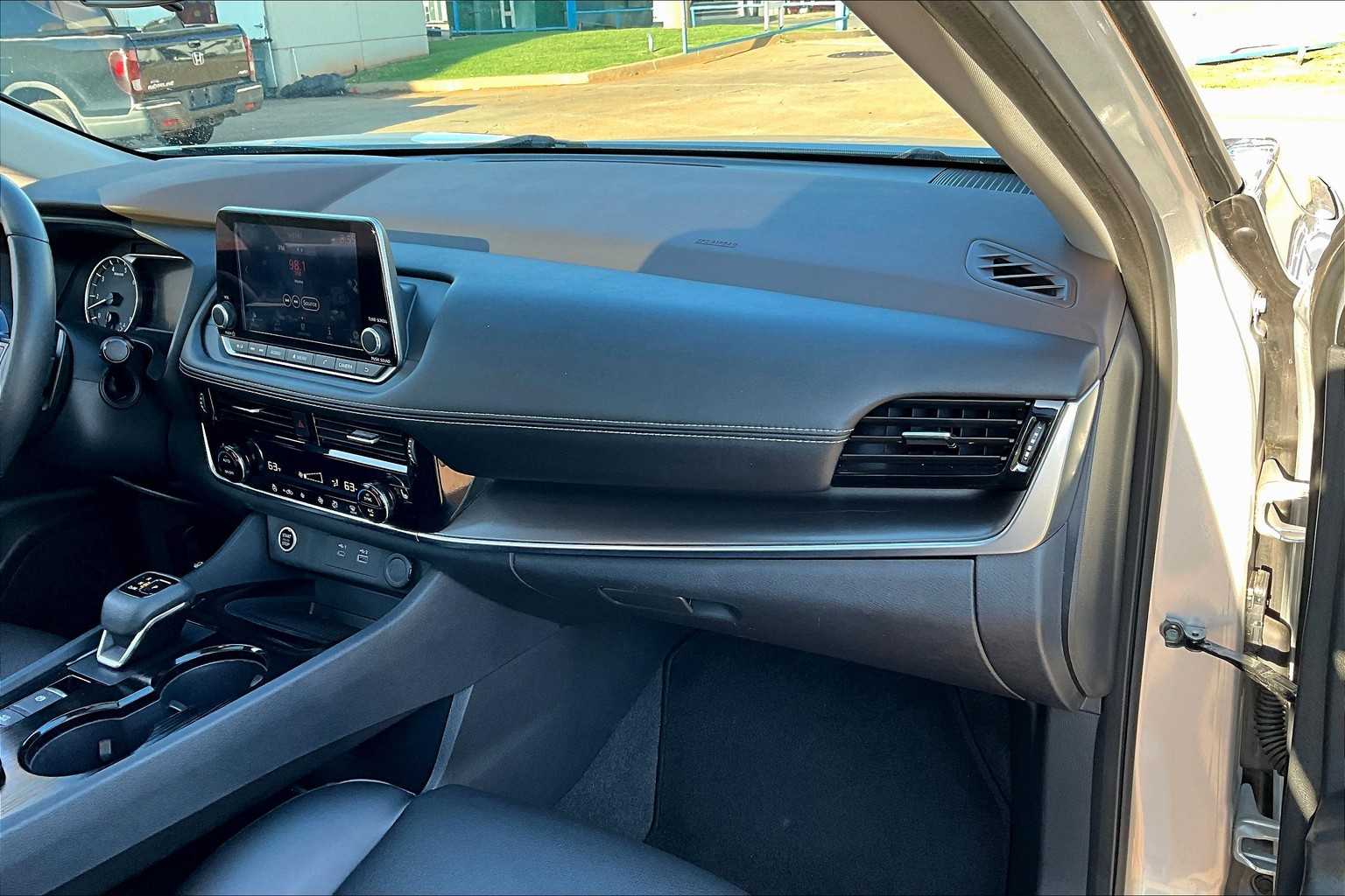 2023 Nissan Rogue SV photo 16