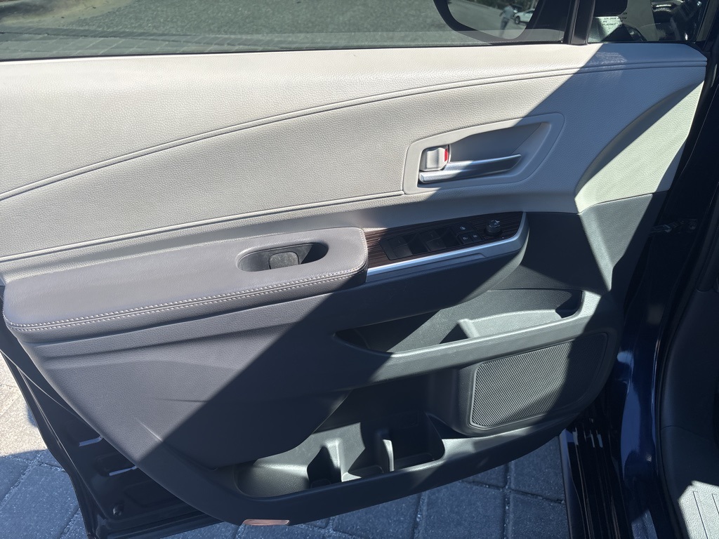 2022 Toyota Sienna XLE photo 4