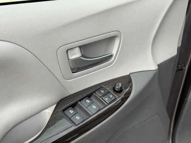 2019 Toyota Sienna XLE photo 8