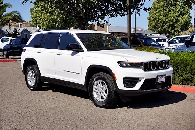 New 2024 Bright White Clear-Coat Exterior Paint Jeep Laredo image 6