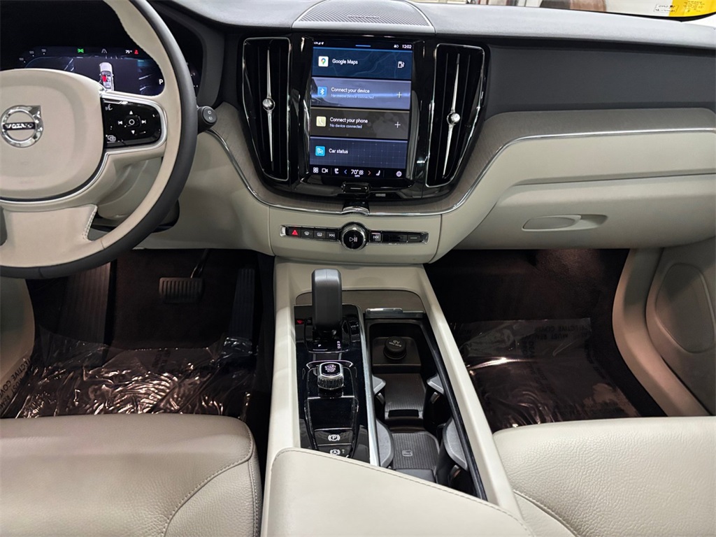 2023 Volvo XC60 B5 Plus photo 22