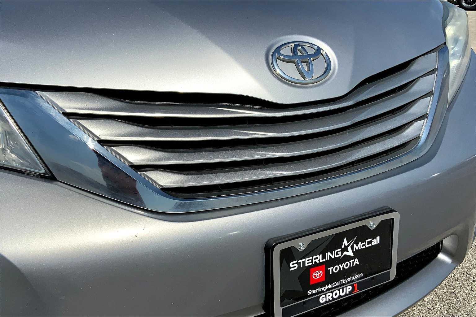 2017 Toyota Sienna LE photo 27
