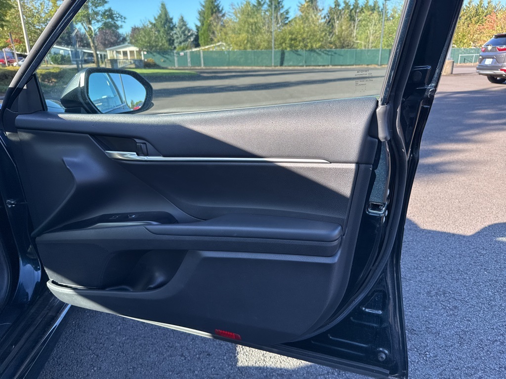 2020 Toyota Camry SE photo 22