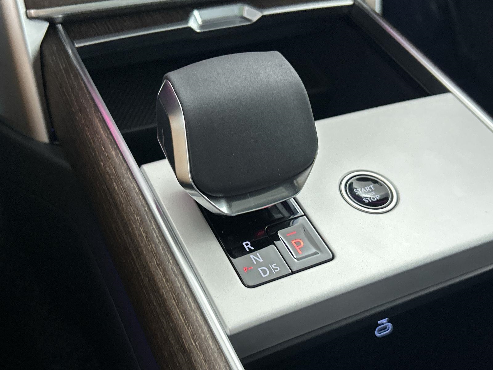 2025 Land Rover Range Rover SE photo 14
