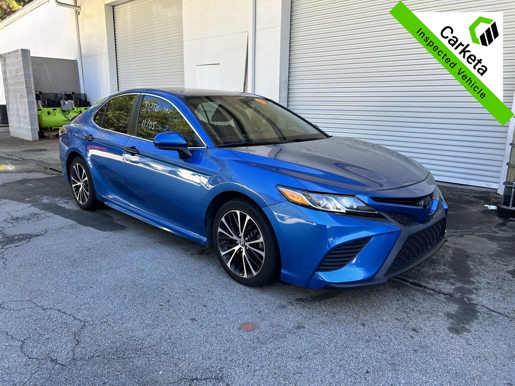 2019 Toyota Camry SE's photo