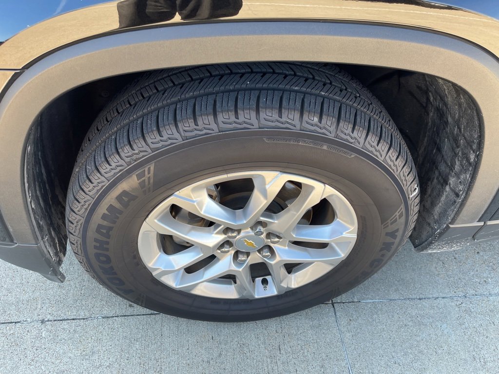 2019 Chevrolet Traverse LS photo 2