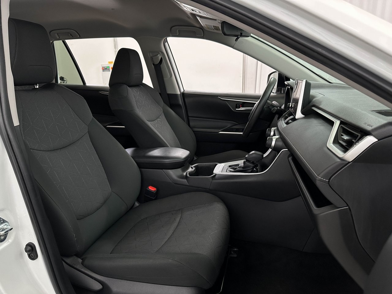 2023 Toyota RAV4 XLE photo 16