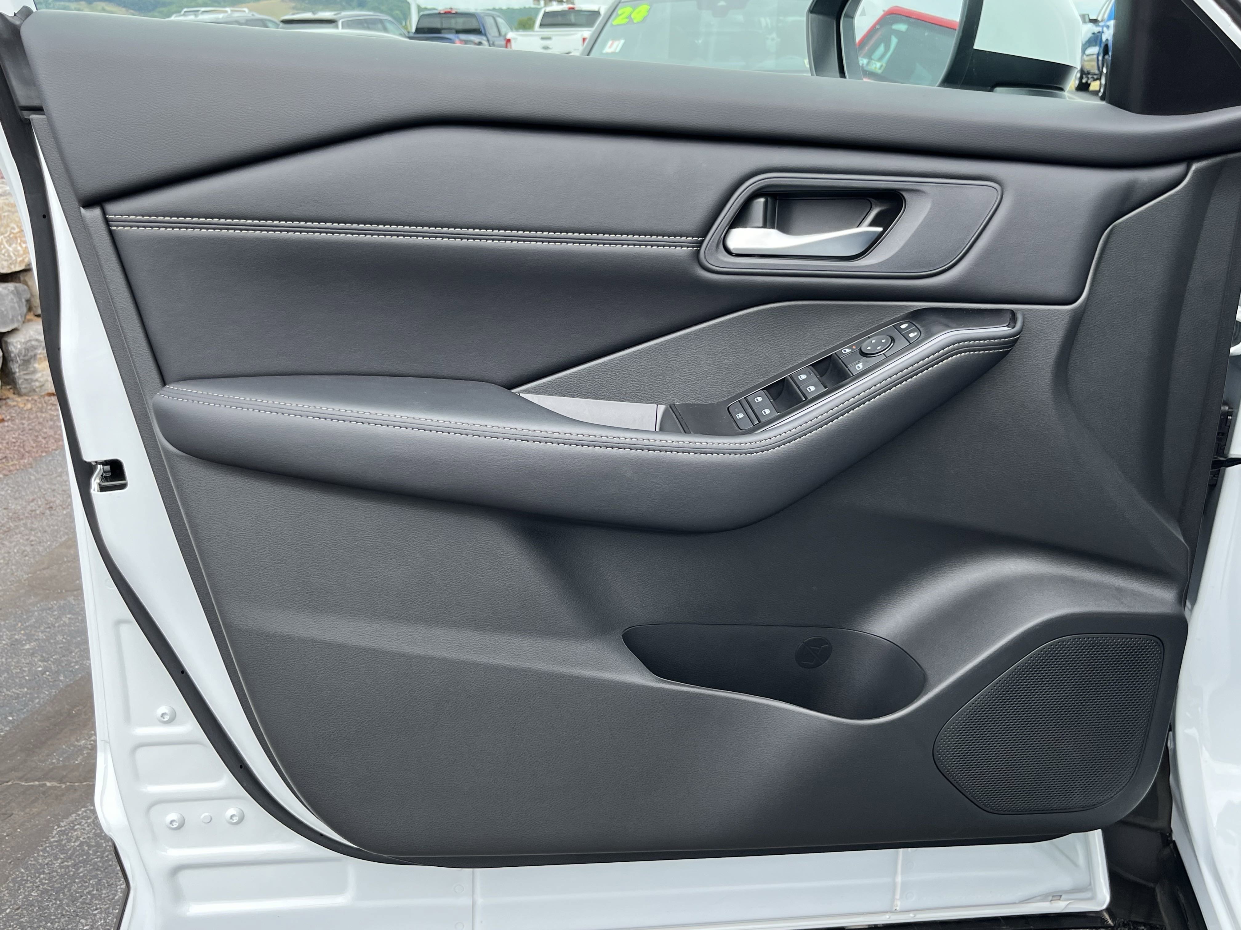 2025 Nissan Rogue AWD SV photo 5