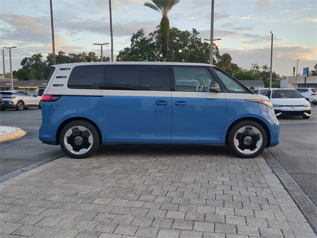 2025 Volkswagen ID. Buzz Pro Plus photo 3