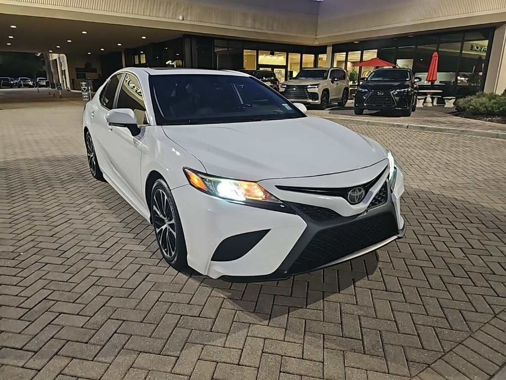 2019 Toyota Camry SE's photo