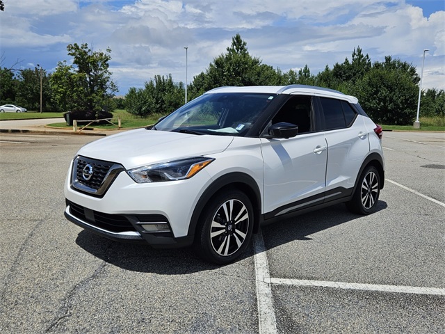 2020 Nissan Kicks SR photo 2