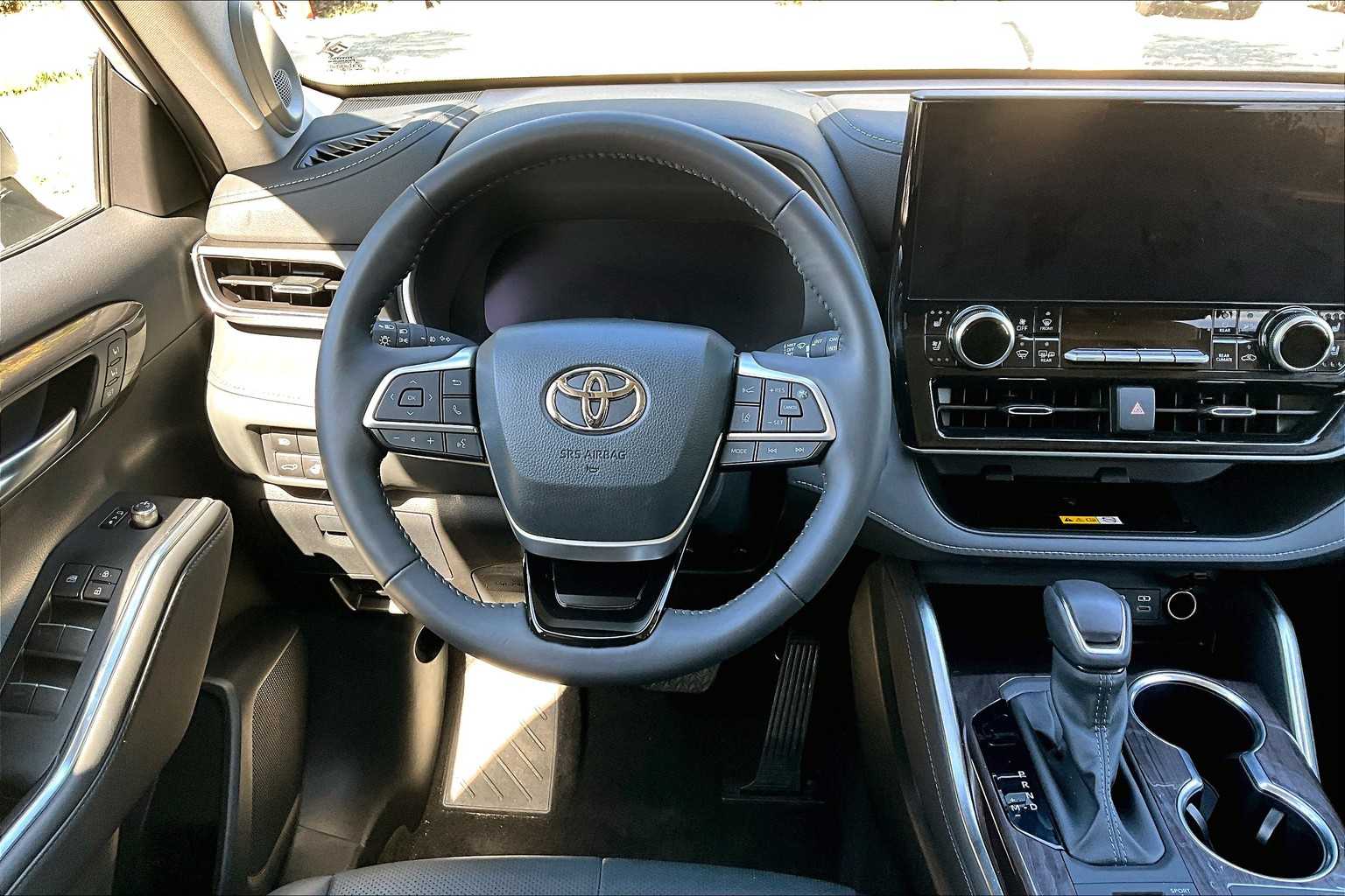 2024 Toyota Highlander Limited photo 5