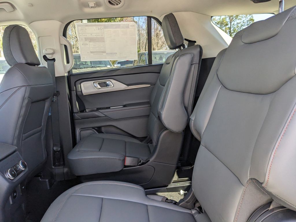 2025 Ford Explorer photo 13