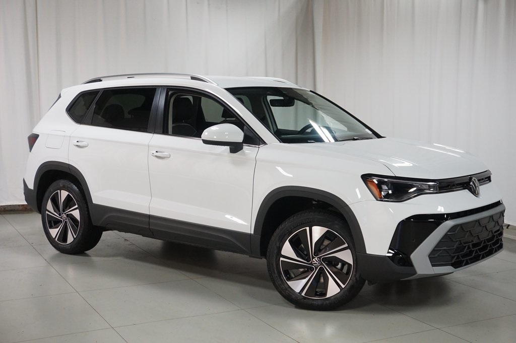 2025 Volkswagen Taos SE photo 2