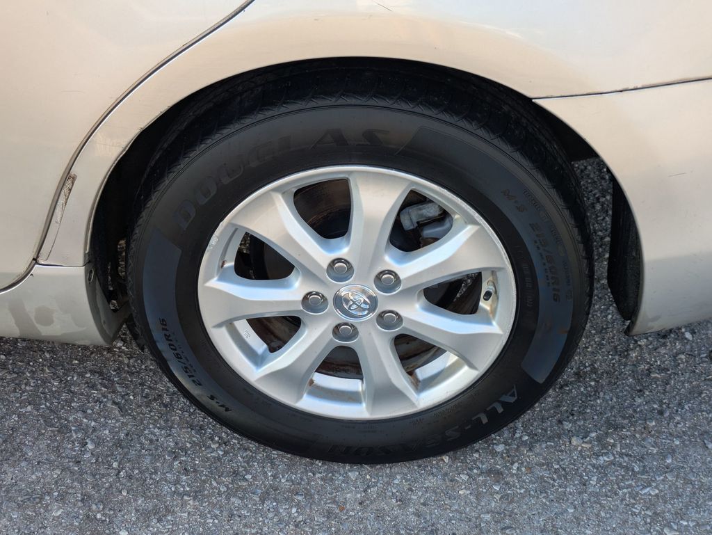 2011 Toyota Camry LE photo 4
