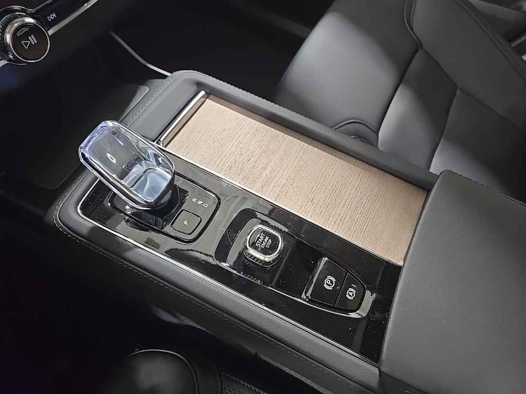 2026 Volvo XC90 T8 Plus photo 13