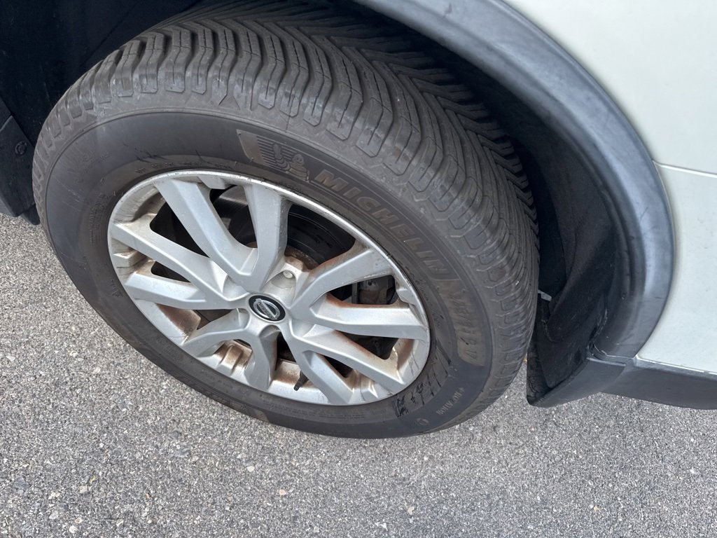 2018 Nissan Rogue SV photo 16