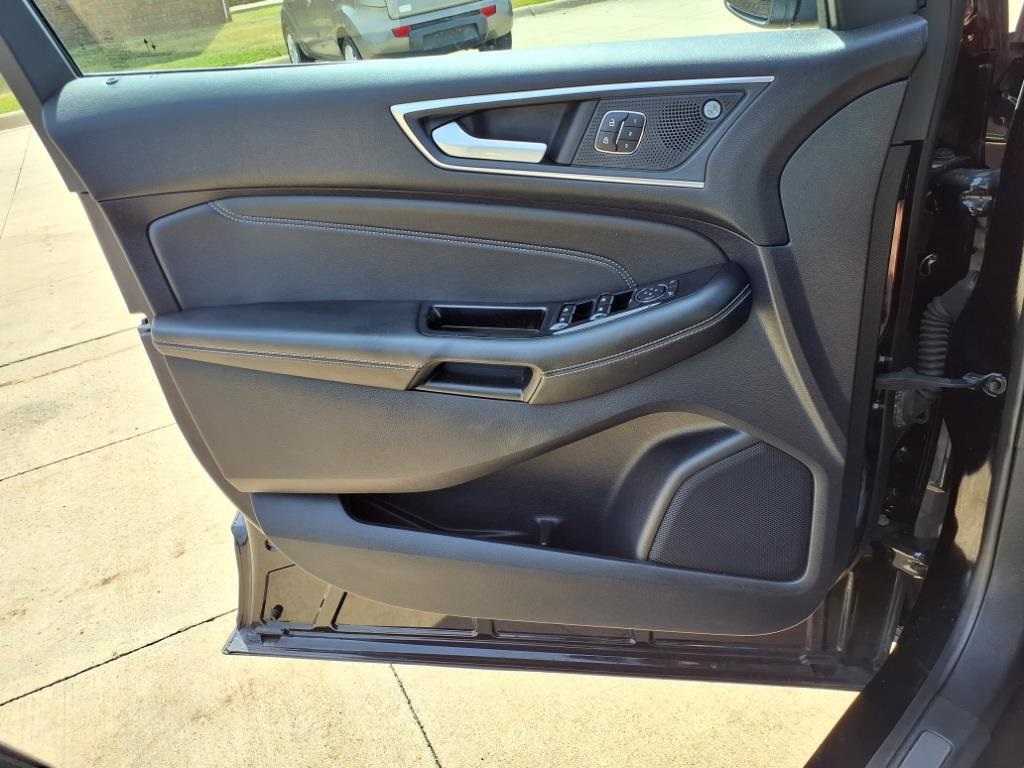 2020 Ford Edge Titanium photo 19