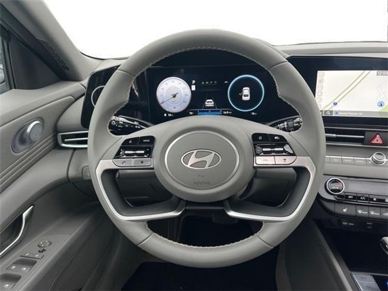 2024 Hyundai Elantra SEL Convenience photo 11