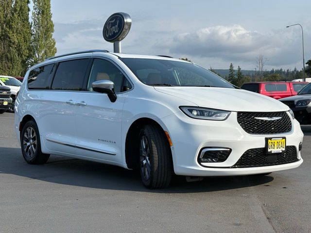 2023 Chrysler Pacifica Hybrid Pinnacle photo 3