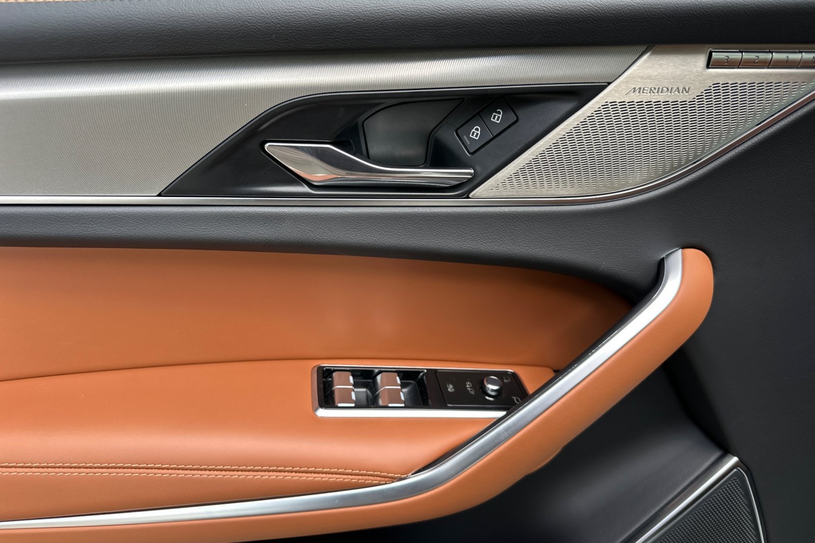 2025 Jaguar F-PACE P400 R-Dynamic S photo 9