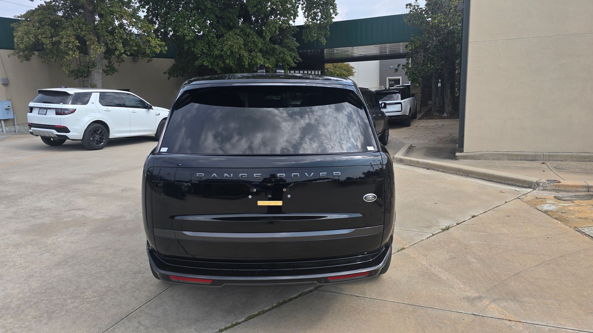 2023 Land Rover Range Rover SE photo 3