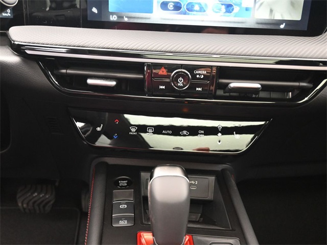 2025 Nissan Kicks SR photo 4