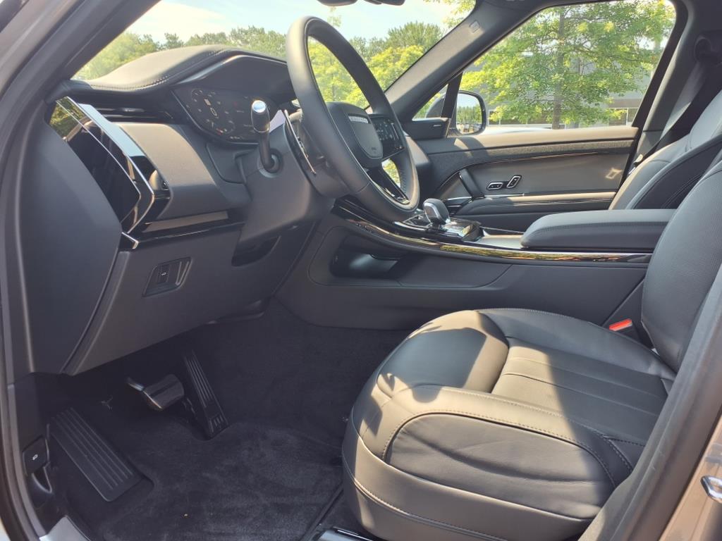 2025 Land Rover Range Rover Sport SE photo 17