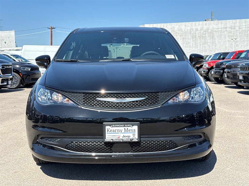 2025 Chrysler Voyager LX photo 5
