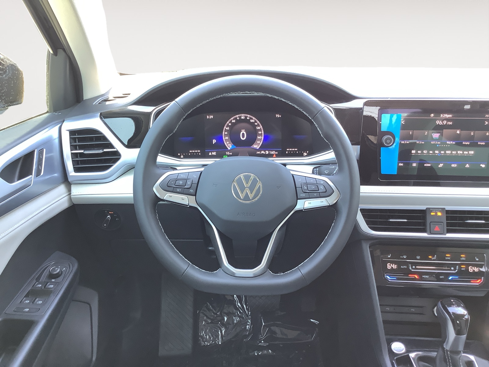 2025 Volkswagen Taos SE photo 13