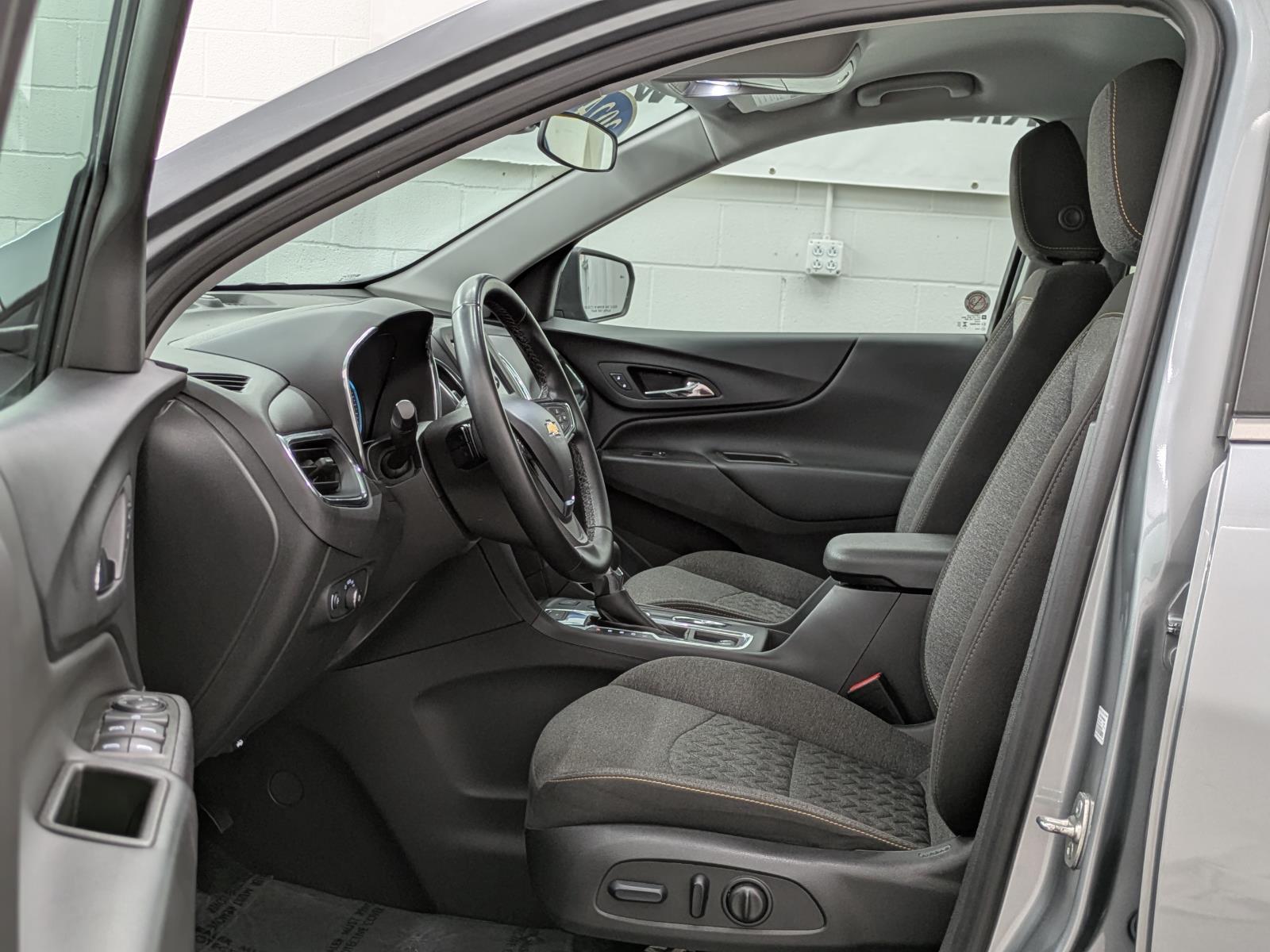 2024 Chevrolet Equinox LT photo 2