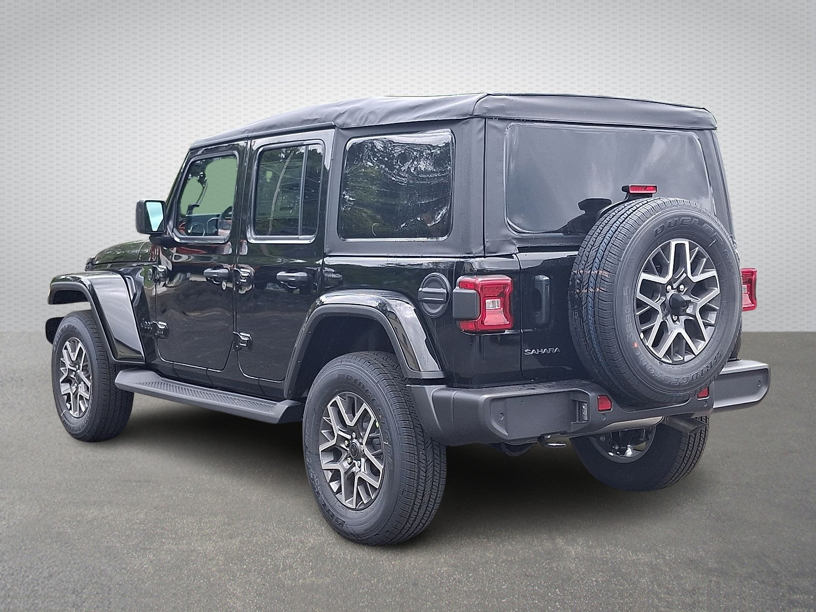 2025 Jeep Wrangler Sahara photo 4