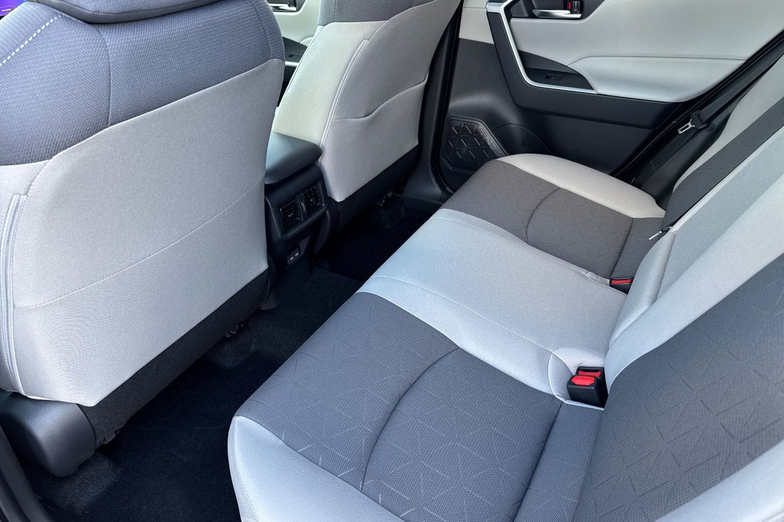 2025 Toyota RAV4 XLE photo 4