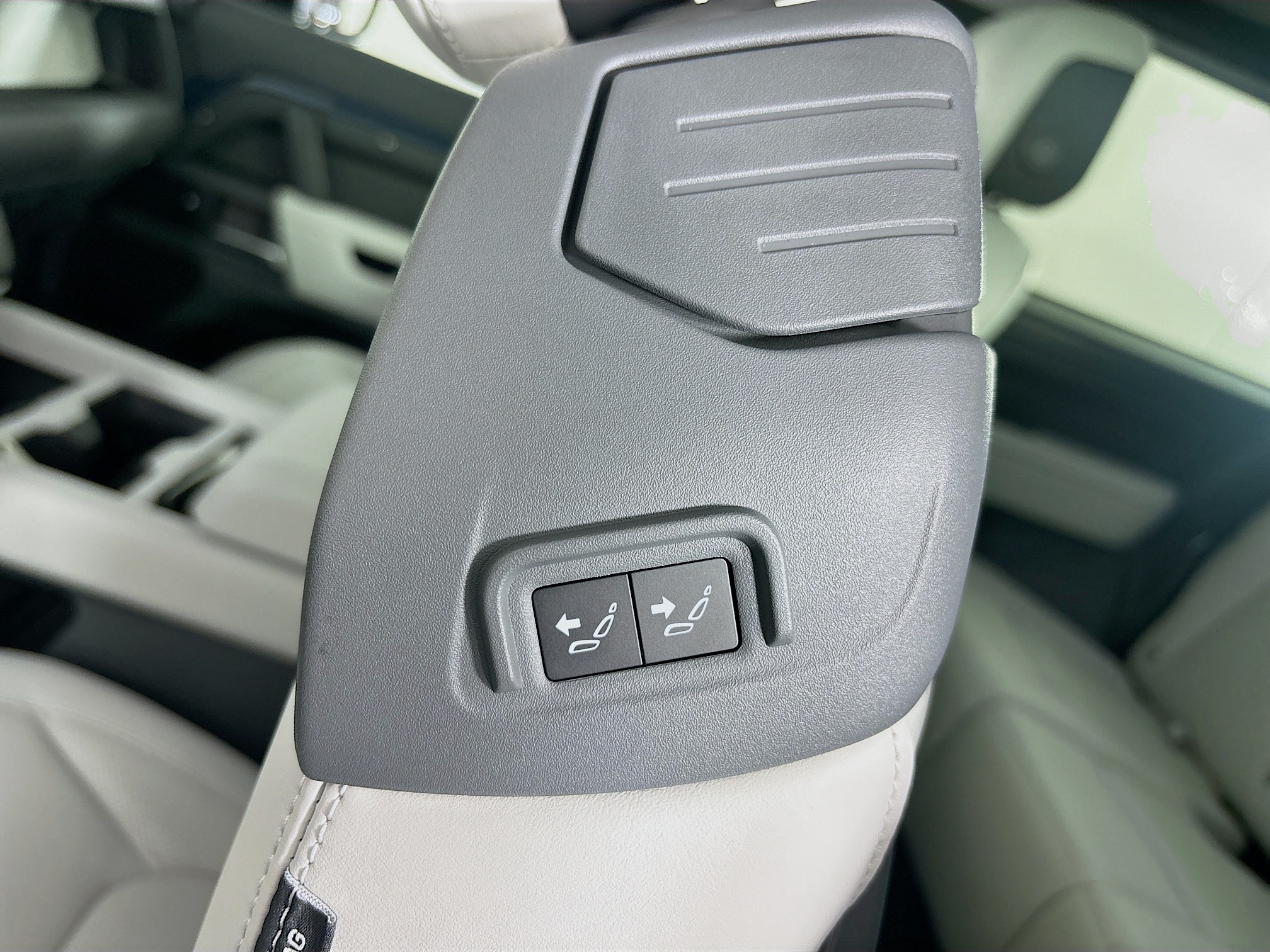 2025 Land Rover Defender 90 X-Dynamic SE photo 18