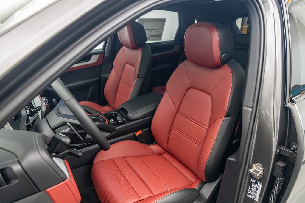 2024 Porsche Cayenne S photo 5